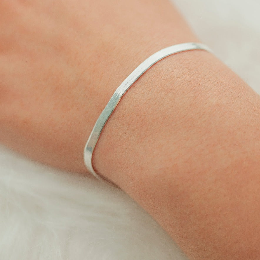 PULSEIRA DE PRATA LAMINADA LISA HUMANIZADA